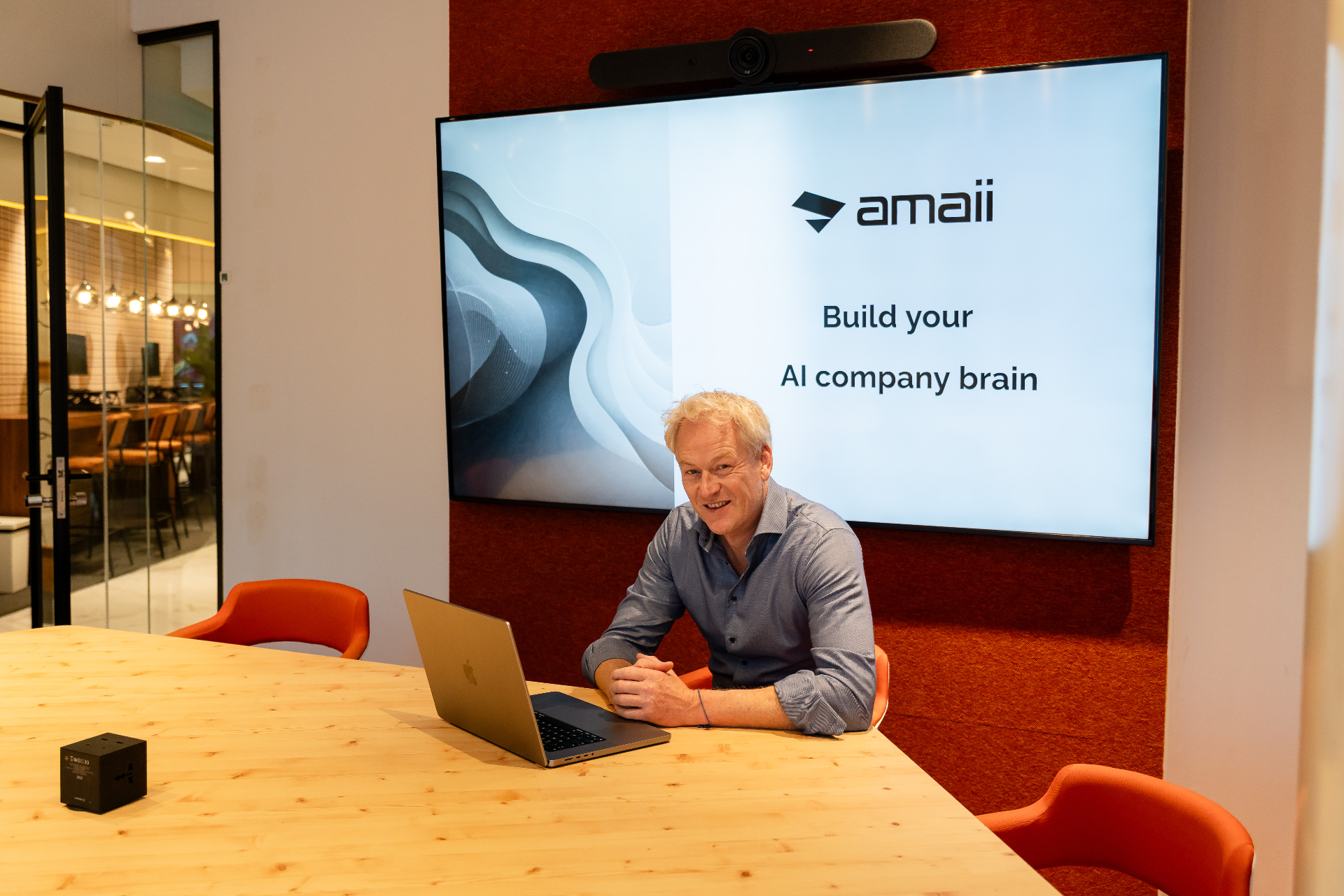 Portret van een Amaii oprichter aan het werk op zijn laptop