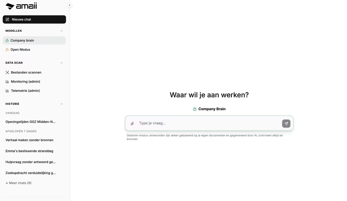 Screenshot van het Amaii Private AI platform met chat-interface, model- en databronkeuze.