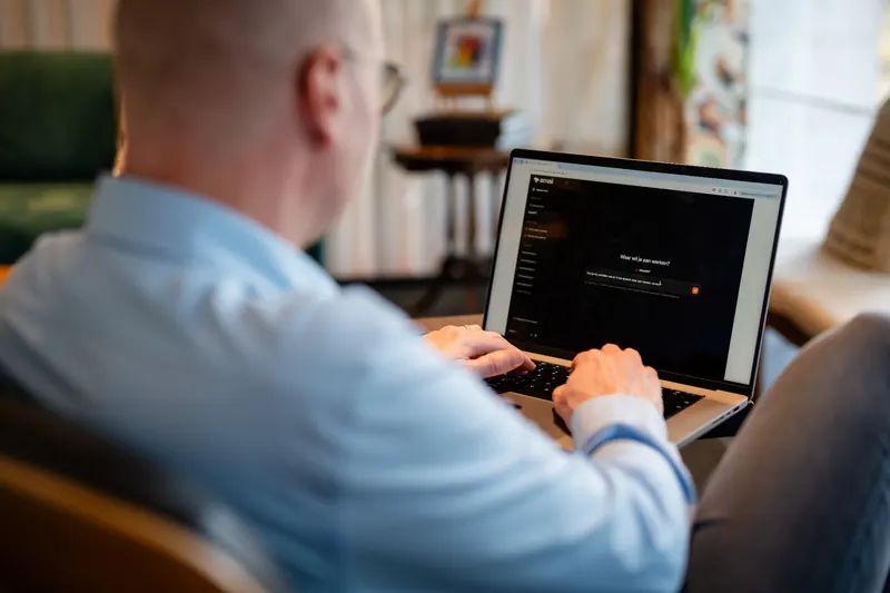 Detailshot van iemand die de Amaii Company Brain gebruikt op een laptop