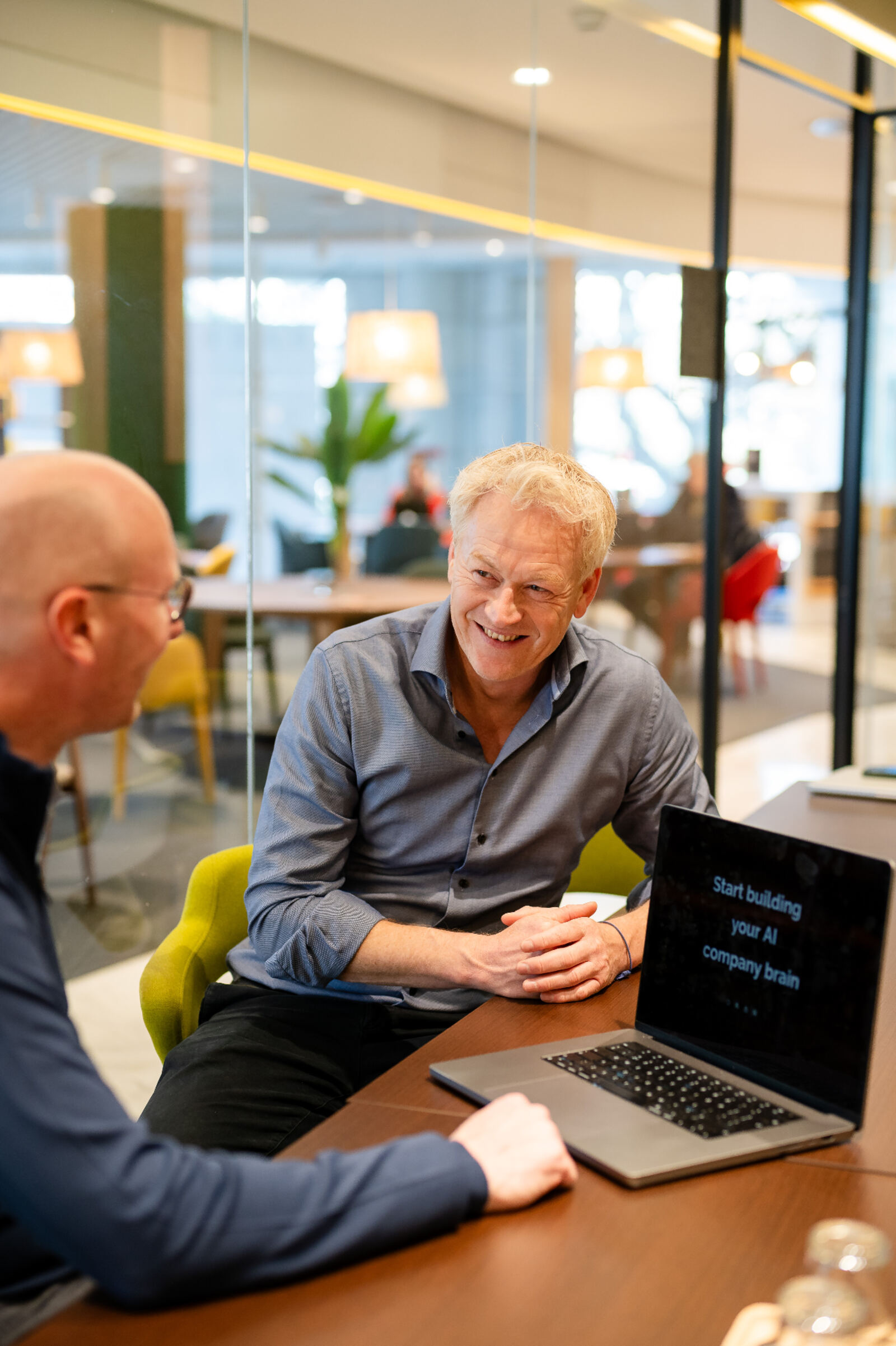 Amaii oprichters in strategisch gesprek aan een vergadertafel