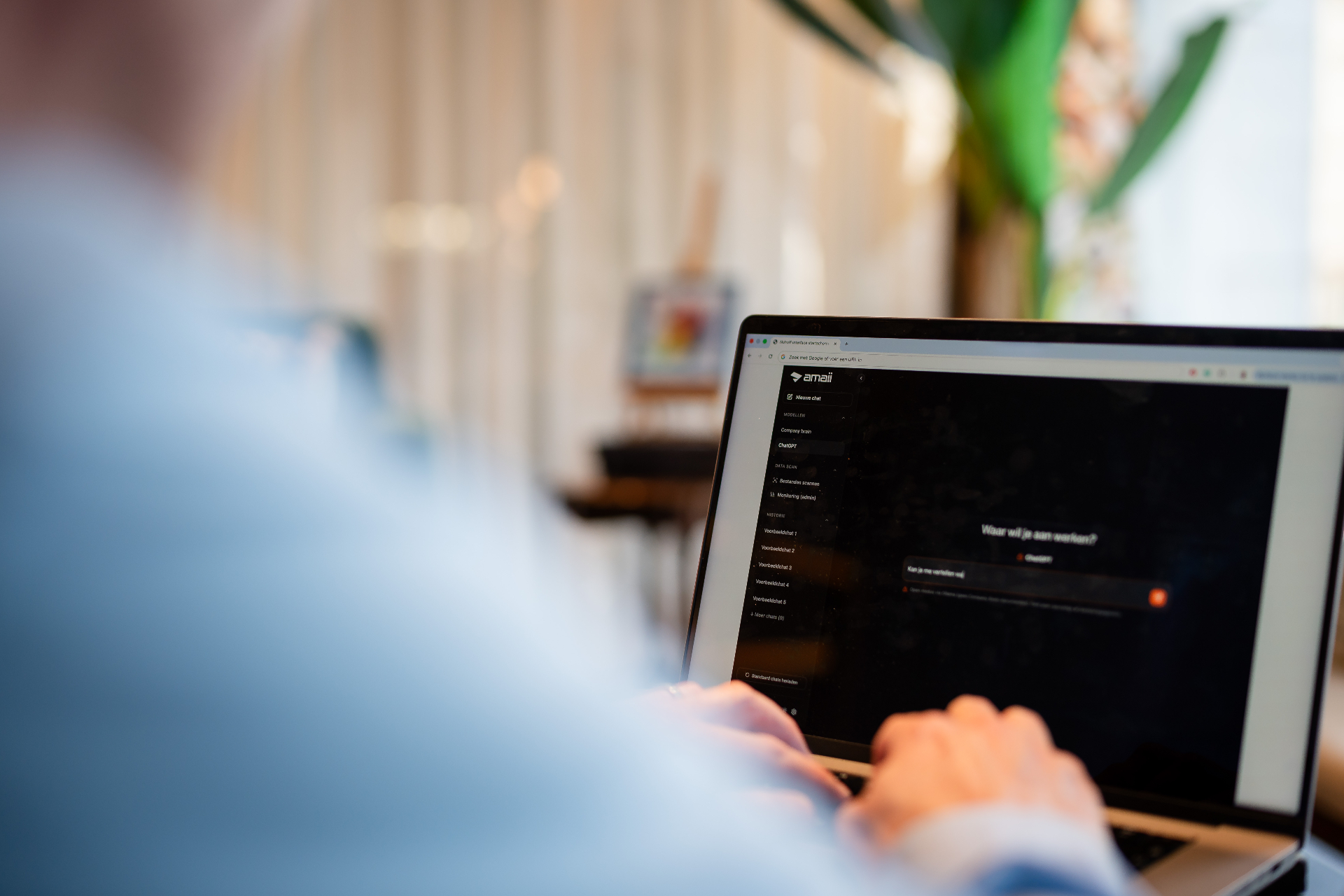 Over-de-schouder shot van werk in de Amaii AI omgeving op laptop