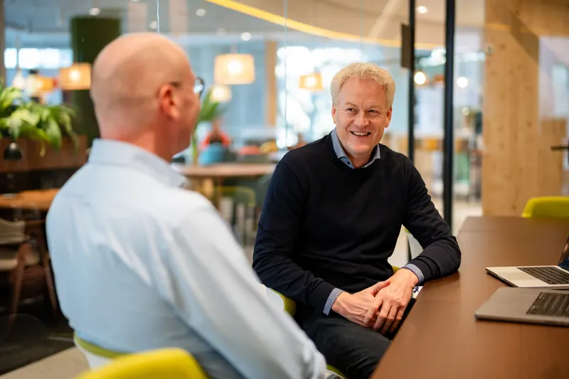 Werkoverleg aan tafel met laptop tijdens een Amaii sessie