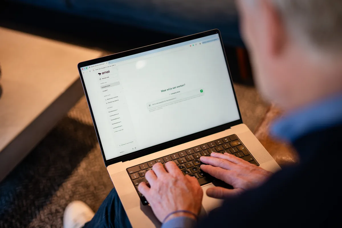 Medewerker gebruikt het Amaii platform op een laptop: een veilige AI-chat omgeving voor bedrijfsdata